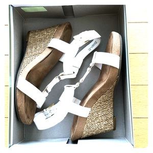 ☁️Aerosoles White Wedge Sandals☁️